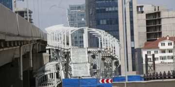 Олимпын гүүрийн явган хүний гарцыг угсарч эхэлжээ