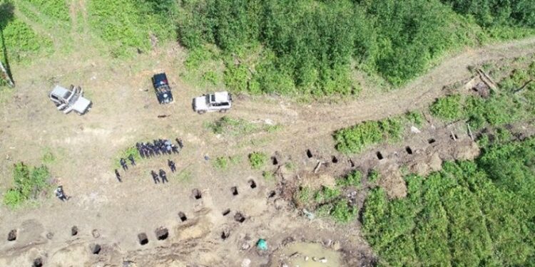 Хууль бусаар алт олборлож байсан 360 хүнийг уулнаас албадан буулгажээ