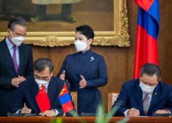 Санамж бичигт гарын үсэг зурлаа