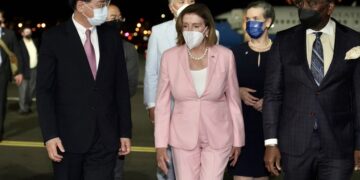 Нэнси Пелоси Тайваньд хүрэлцэн очиж, Хятад улс цэргийн сургууль хийхээ мэдэгдлээ