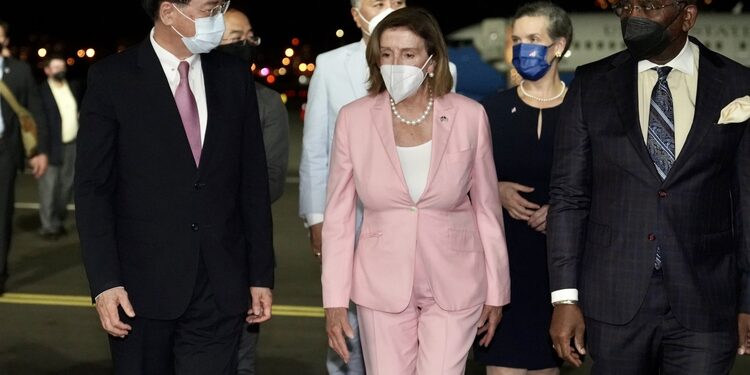 Нэнси Пелоси Тайваньд хүрэлцэн очиж, Хятад улс цэргийн сургууль хийхээ мэдэгдлээ