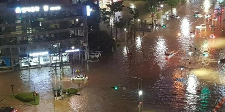 Өмнөд Солонгосын төвд хүчтэй аадар бороо орсны улмаас долоон хүн нас баржээ