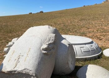 "Боов" хөшөөг нураажээ