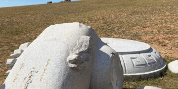 "Боов" хөшөөг нураажээ