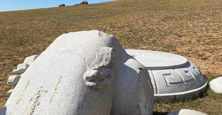 "Боов" хөшөөг нураажээ