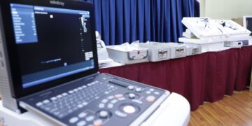 Төв эмнэлгүүдэд хавдрын мэс заслын иж бүрэн багаж, тоног төхөөрөмжийг хүлээлгэн өглөө