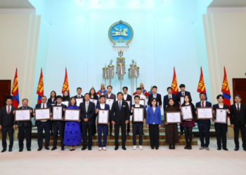 Ерөнхийлөгч У.Хүрэлсүх Олон улсын олимпиадаас медаль хүртсэн сурагчдад нэрэмжит шагнал гардуулав