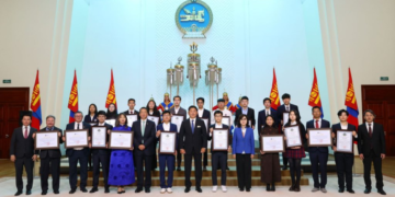 Ерөнхийлөгч У.Хүрэлсүх Олон улсын олимпиадаас медаль хүртсэн сурагчдад нэрэмжит шагнал гардуулав