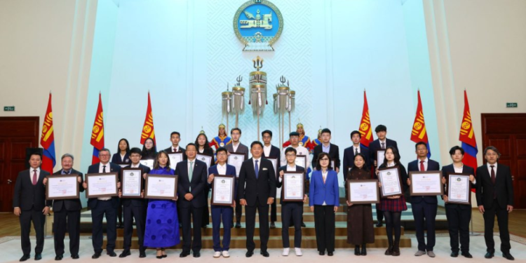 Ерөнхийлөгч У.Хүрэлсүх Олон улсын олимпиадаас медаль хүртсэн сурагчдад нэрэмжит шагнал гардуулав