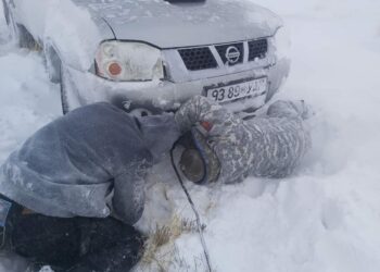 Онцгой байдлын албаныхан цасанд суусан 45 машиныг татан гаргажээ