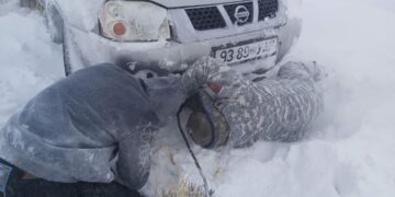 Онцгой байдлын албаныхан цасанд суусан 45 машиныг татан гаргажээ