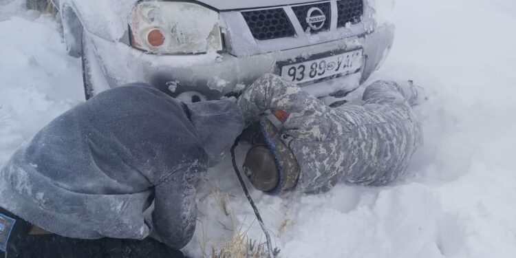 Онцгой байдлын албаныхан цасанд суусан 45 машиныг татан гаргажээ