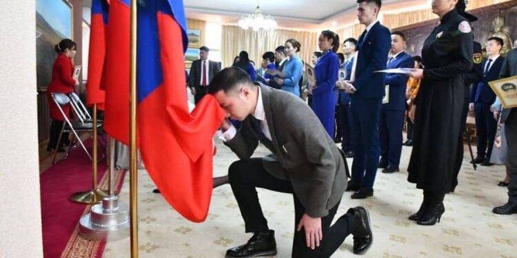 Төрийн албан хаагчдын цалин урамшуулалд ийм өөрчлөлт оруулна