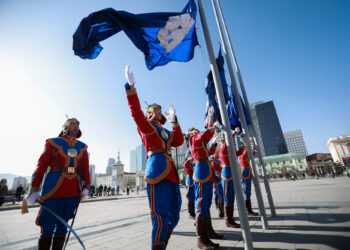 Мэлхийт хөшөөнд хүндэтгэл үзүүлж, Нийслэлийн тугийг мандуулав