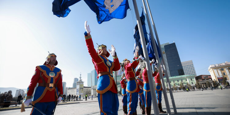 Мэлхийт хөшөөнд хүндэтгэл үзүүлж, Нийслэлийн тугийг мандуулав