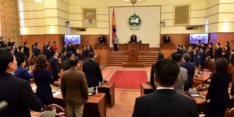 Гадаад валютын нөөц 2.4 тэрбум ам.доллар болж буурсан нь аюулын харанга дэлдэж байна