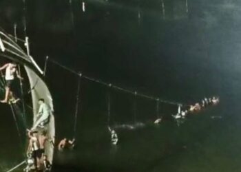 Энэтхэгт гүүр нурж 132 хүн нас барлаа