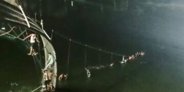 Энэтхэгт гүүр нурж 132 хүн нас барлаа