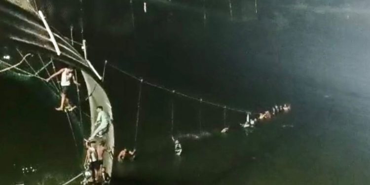 Энэтхэгт гүүр нурж 132 хүн нас барлаа