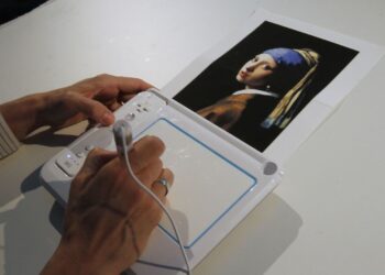 Алдарт уран зураг руу үл мэдэгдэх шингэн цацсан хүмүүс баривчлагдлаа