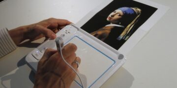 Алдарт уран зураг руу үл мэдэгдэх шингэн цацсан хүмүүс баривчлагдлаа