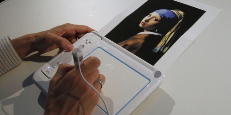 Алдарт уран зураг руу үл мэдэгдэх шингэн цацсан хүмүүс баривчлагдлаа