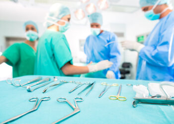 Хоёрдугаар эмнэлэг нуруу, тархины хавдрын мэс засал хийж байна