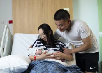 Найман тэрбум дахь иргэний нэгээр Австралийн Канберра хотод төрсөн монгол хүү тодорчээ