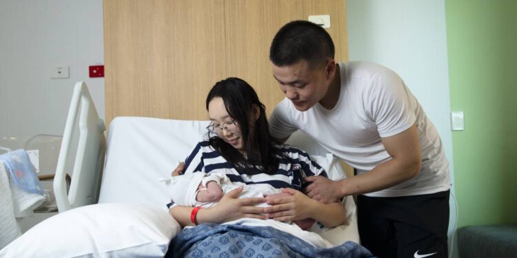 Найман тэрбум дахь иргэний нэгээр Австралийн Канберра хотод төрсөн монгол хүү тодорчээ