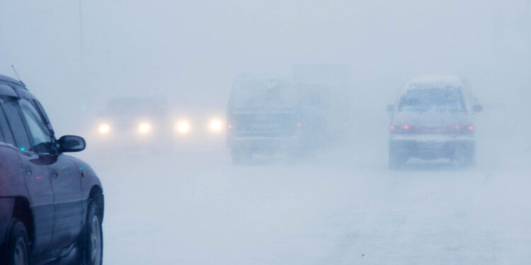 Баруун болон төвийн аймгуудын нутгаар цасан шуурга шуурч, хүйтэрнэ