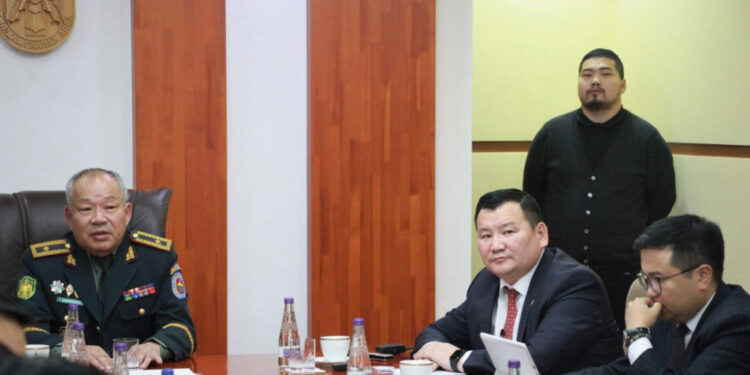 Хугацаат цэргийн албанд татагдсан залуусыг хэрхэвч дэглэж болохгүйг сануулав