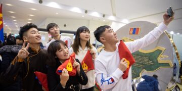 Тэтгэлэгт хамрагдсан оюутнууд гадаадын их, дээд сургуульд суралцахаар эх орноосоо мордлоо