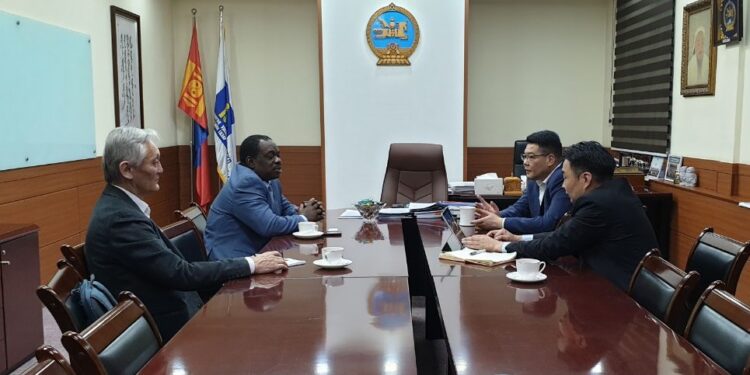 Бүх сумын эмнэлгийг нарны эрчим хүч, халуун устай болгоно