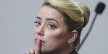 Эмэгтэйчүүдийн эрхийг хамгаалах 140 байгууллага Амберыг дэмжихээ илэрхийллээ