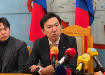 БНСУ-д олон жил ажиллаж, амьдарч буй аав ээжтэйгээ 11 хүүхэд очиж уулзана