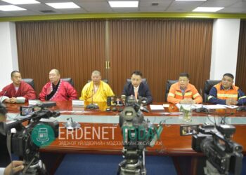“Эрдэнэт мандал” овоо тахих үеэр гандантэгчэнлин хийдийн хамба номун хан Д.ЧОЙЖАМЦ сүсэгтэн олонд номын авшиг хүртээнэ