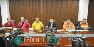 “Эрдэнэт мандал” овоо тахих үеэр гандантэгчэнлин хийдийн хамба номун хан Д.ЧОЙЖАМЦ сүсэгтэн олонд номын авшиг хүртээнэ