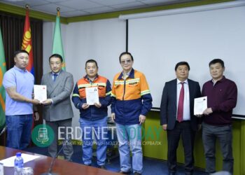 Эрдэнэт үйлдвэрийн 52 ажилтан орон сууц эзэмших эрхийн бичгээ гардлаа