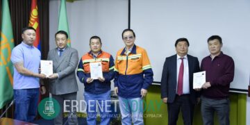 Эрдэнэт үйлдвэрийн 52 ажилтан орон сууц эзэмших эрхийн бичгээ гардлаа