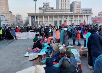 Сүхбаатарын талбай дээр өлсгөлөн зарласан залуу тэмцлээ зогсоожээ