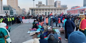 Сүхбаатарын талбай дээр өлсгөлөн зарласан залуу тэмцлээ зогсоожээ