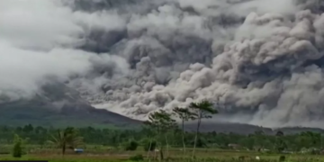 Индонезид галт уул дэлбэрч 2000 хүнийг нүүлгэн шилжүүлэв