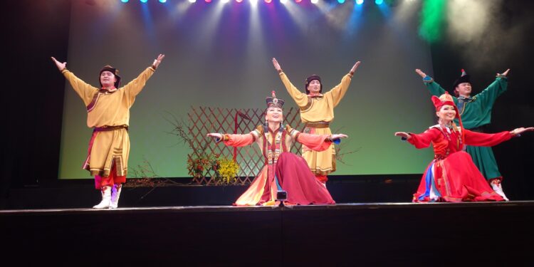 Токиод монгол үндэсний бүжгийн "Говийн цэцэг" тоглолт анх удаа боллоо