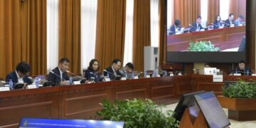 Ард иргэдээ шүүдэг хаад ноёдтой боллоо!