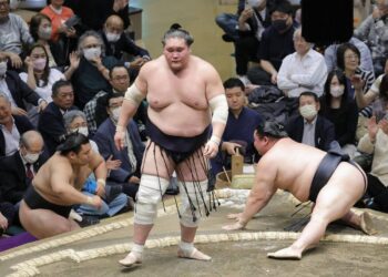 Их аварга Тэрүнофүжи башёг тэргүүлж байна