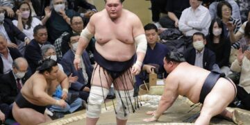 Их аварга Тэрүнофүжи башёг тэргүүлж байна