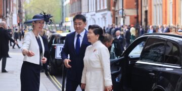 Ерөнхийлөгч У.Хүрэлсүх гуравдугаар Чарльзийг хаан сэнтийд залах төрийн ёслолд оролцож байна