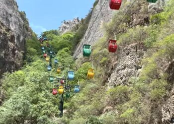 Байгалийн үзэсгэлэнт Луугийн хавцалд жуулчдын хөл тасардаггүй