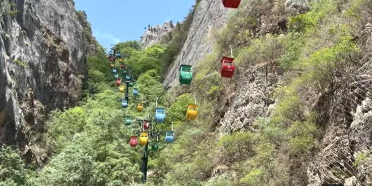 Байгалийн үзэсгэлэнт Луугийн хавцалд жуулчдын хөл тасардаггүй