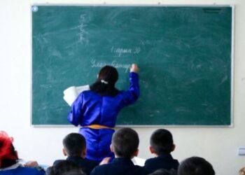 Багш нарын цалингаас хууль бус суутгал, ойн хандив цуглуулахгүй байхыг чиглэл болгожээ